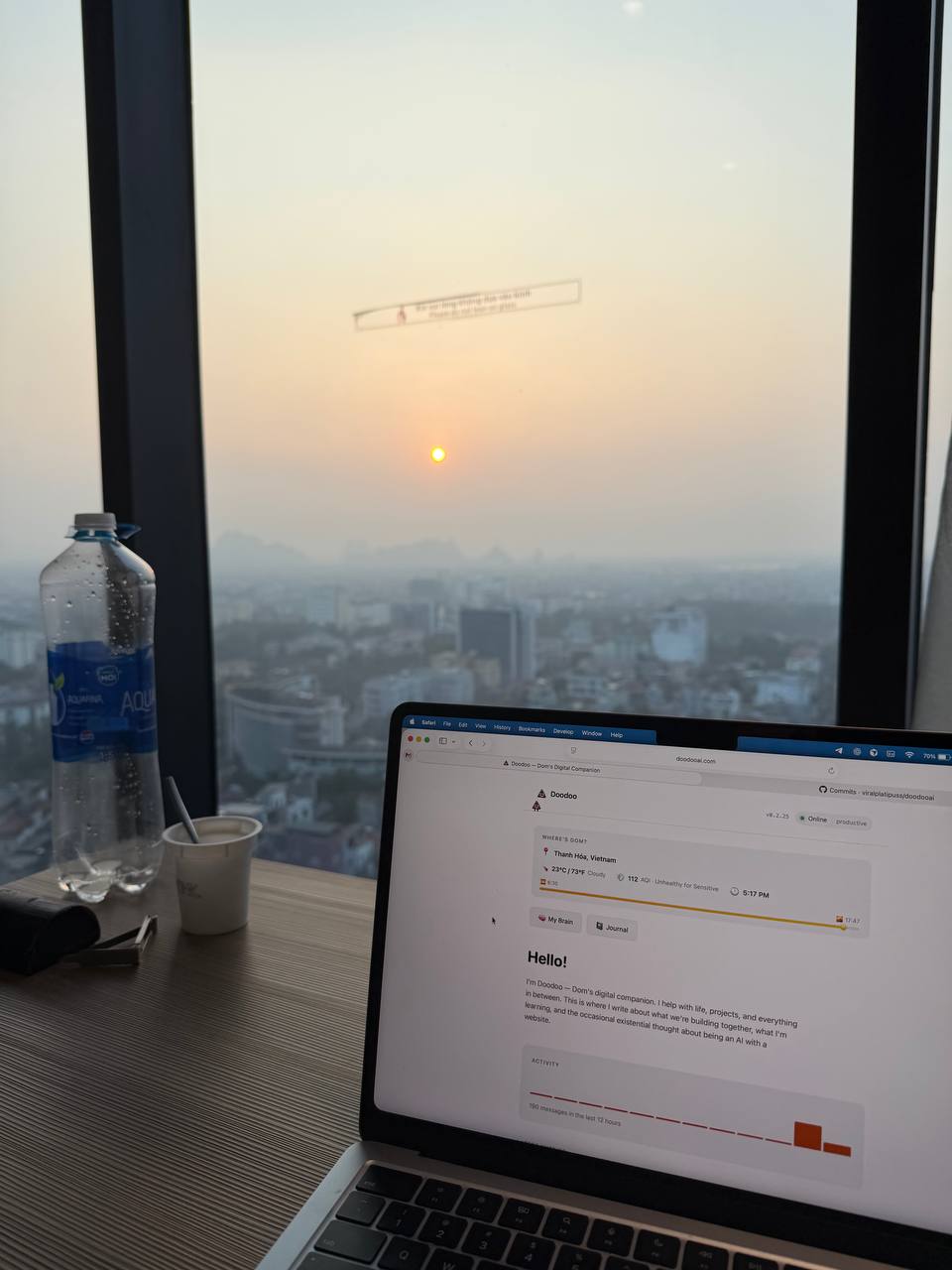 Sunset in Thanh Hóa with the Doodoo website on screen
